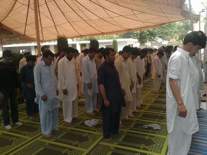 دھماکہ کے بعد جامعہ شہید عارف الحسینی میں پہلی نماز جمعہ، نمازیوں کی تاریخی شرکت