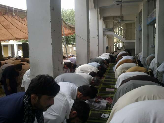 دھماکہ کے بعد جامعہ شہید عارف الحسینی میں پہلی نماز جمعہ، نمازیوں کی تاریخی شرکت