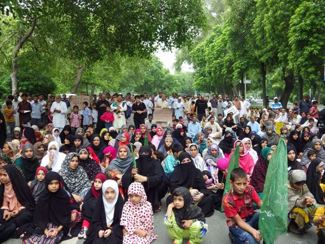لاہور  میں حضرت زینب (س) کے مزار پر حملے کیخلاف نکالی گئی ریلی کے مناظر