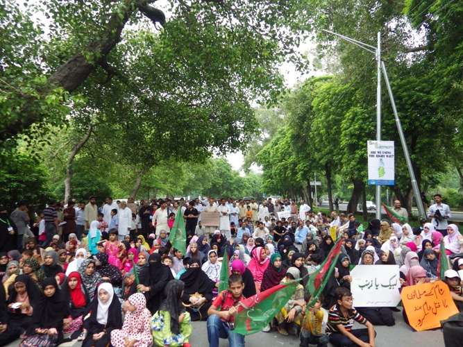 لاہور  میں حضرت زینب (س) کے مزار پر حملے کیخلاف نکالی گئی ریلی کے مناظر