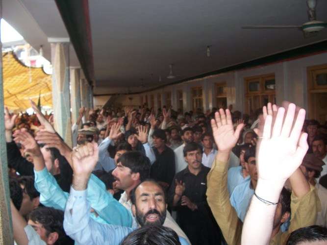 ریلی پاراچنار مرکزی امام بارگاہ میں اختتام پذیر ہوتے وقت شرکاء پرجوش نعرے لگارہے ہیں
