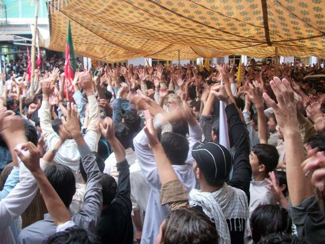 ریلی پاراچنار مرکزی امام بارگاہ میں اختتام پذیر ہوتے وقت شرکاء پرجوش نعرے لگارہے ہیں