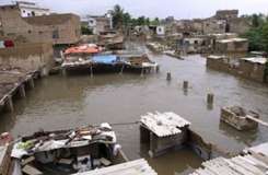 کراچی میں بارش کا سلسلہ دوسرے روز بھی جاری، کئی علاقوں میں پانی گھروں میں داخل، نقل مکانی شروع