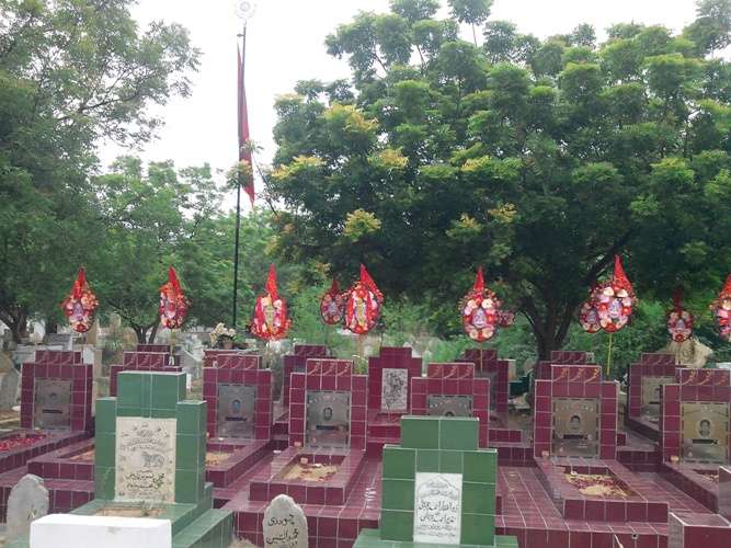 عیدالفطر، باغِ وادی حسین قبرستان کراچی میں لوگوں کی قبورِ شہداء پر حاضری