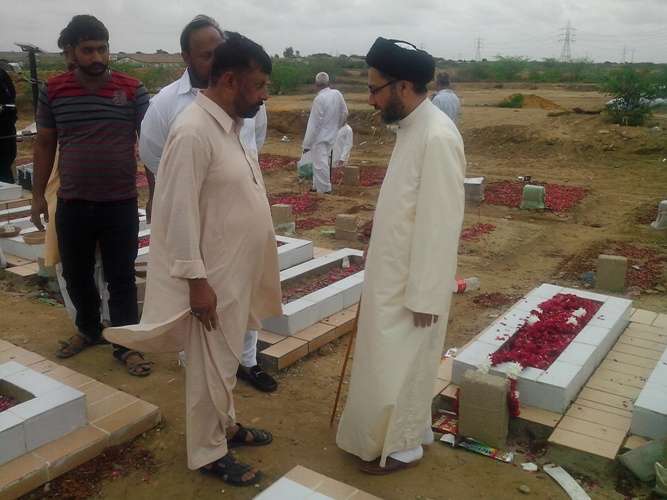 عیدالفطر، باغِ وادی حسین قبرستان کراچی میں لوگوں کی قبورِ شہداء پر حاضری