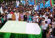 کراچی، اسلامی جمعیت طلبہ کے تحت یوم آزادی ریلی، 500 پونڈ وزنی کیک کاٹا گیا، بھارتی پرچم نذر آتش
