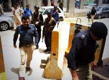 کراچی میں ایکسپریس نیوز کے دفتر پر فائرنگ، خاتون ورکر اور گارڈ زخمی