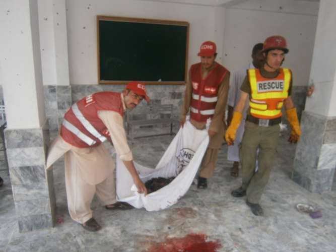 پشاور چرچ میں بم دھماکے، درجنوں افراد جاں بحق، 100 سے زائد زخمی