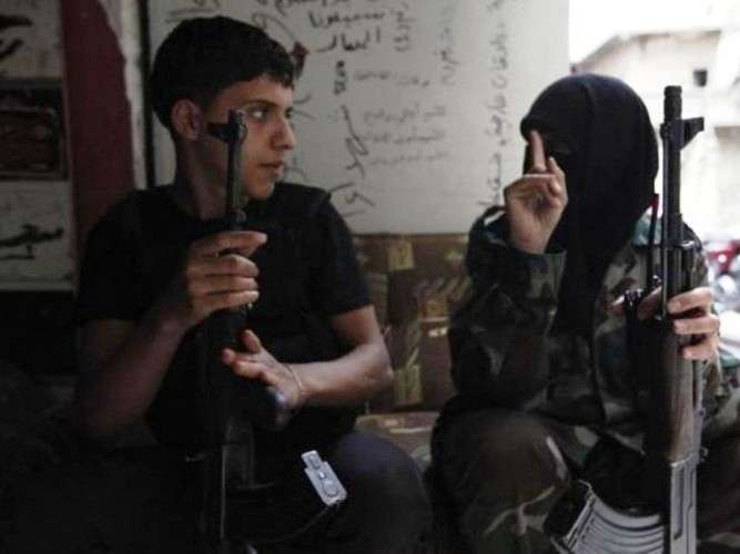 شام میں امریکی خواتین فوجی باغی خواتین کو تربیت دے رہی ہیں