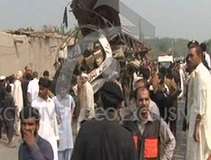 پشاور، دہشتگردوں کی ایک اور سفاکانہ کارروائی، سرکاری ملازمین کی بس پر بم حملہ، 18 جاں بحق