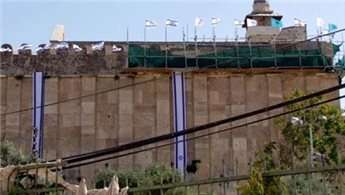 Official: Israeli forces hang flags on Ibrahimi mosque