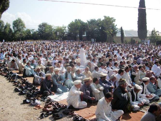 پاراچنار کے ہزاروں لوگ اسرار شہید سکول میں نماز عید قربان ادا کر رہے ہیں