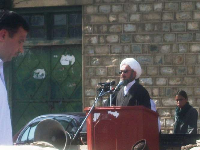آقای روحانی نماز عید میں شرکاء سے خطاب کرتے ہوئے