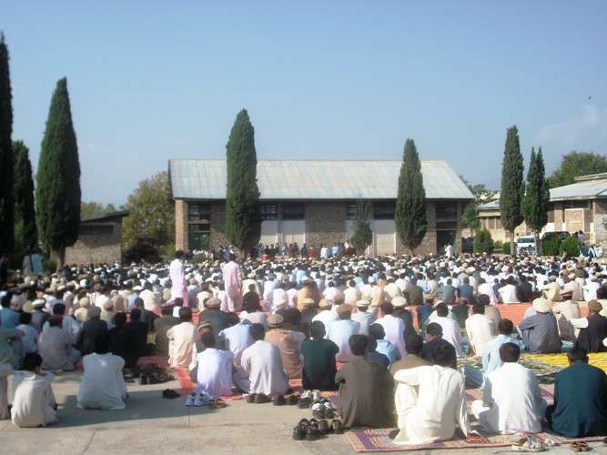 پاراچنار کے ہزاروں لوگ اسرار شہید سکول میں نماز عید قربان میں شرکت کرتے ہوئے