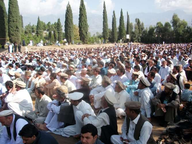 پاراچنار کے ہزاروں لوگ اسرار شہید سکول میں نماز عید قربان میں شرکت کرتے ہوئے