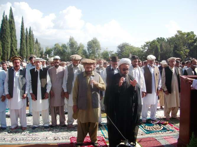 آقای روحانی کی اقتدا میں ہزاروں لوگ نماز عید قربان ادا کر رہے ہیں