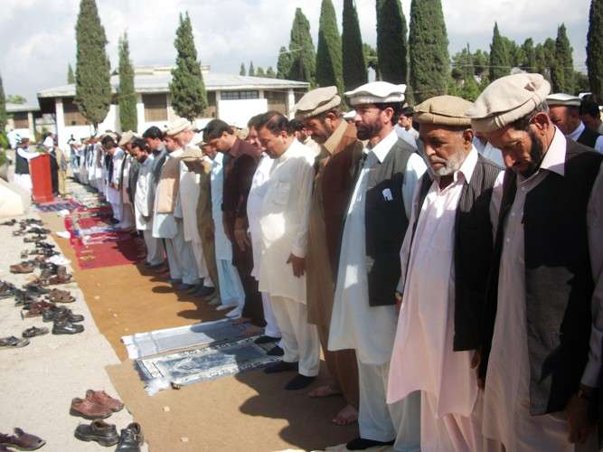 پارا چنار کے ہزاروں لوگ اسرار شہید سکول میں نماز عید قربان میں شرکت کرتے ہوئے