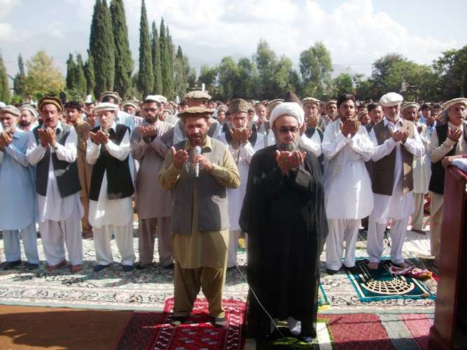 آقای روحانی کی اقتدا میں ہزاروں لوگ اسرار شہید سکول میں نماز عید قربان ادا کر رہے ہیں