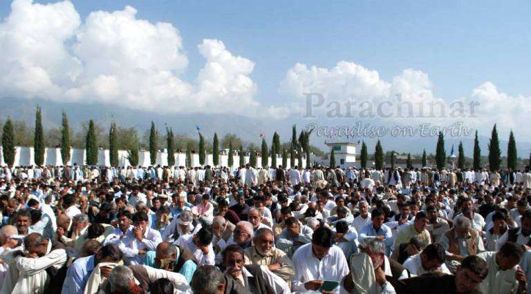 پارا چنار کے ہزاروں لوگ مرکزی عیدگاہ کی نماز عید قربان میں شرکت کرتے ہوئے