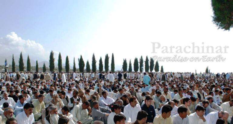 پارا چنار کے ہزاروں لوگ مرکزی عیدگاہ کی نماز عید قربان میں شرکت کرتے ہوئے