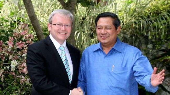 Former Australian Prime Minister Kevin Rudd (L) and Indonesian President Susilo Bambang Yudhoyono shake hands before a meeting on the sidelines of the 2007 UN Climate Change Conference in Bali.