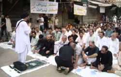 لاہور، پانڈو سٹریٹ سے برآمد ہونے والے جلوس کے شرکا نے نماز ظہرین ادا کی