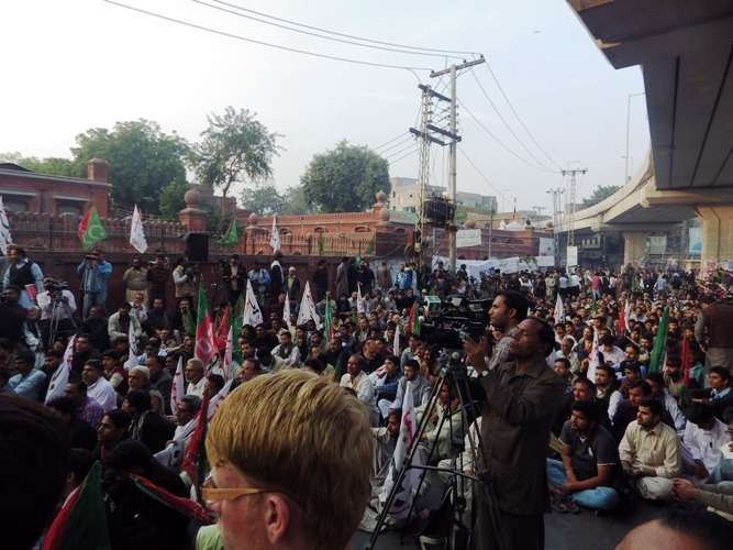 مجلس وحدت مسلمین کے زیراہتمام شیعہ جماعتوں کے کارکن کربلا گامے شاہ کے باہر مظاہرہ کر رہے ہیں