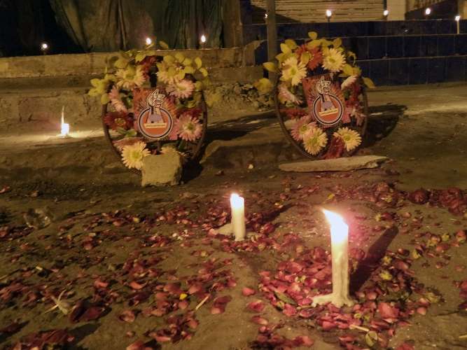 کراچی، انچولی دھماکوں کے مقام پر شمعیں روشن کرنے اور چراغ جلانے کی تصاویر