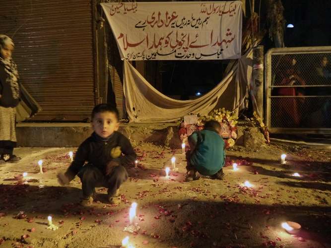 کراچی، انچولی دھماکوں کے مقام پر شمعیں روشن کرنے اور چراغ جلانے کی تصاویر
