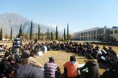 گلگت، جامعہ قراقرم میں یوم حسین (ع) پر پابندی کیخلاف شیعہ طلباء کا وائس چانسلر آفس کے باہر احتجاجی دھرنا