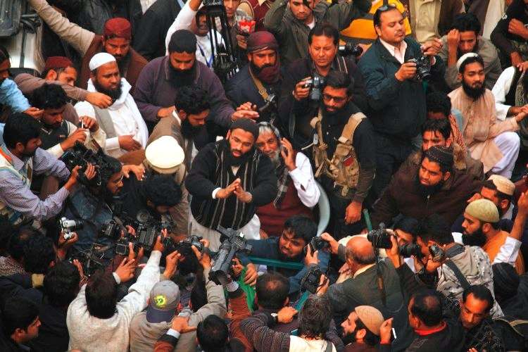 کالعدم سپاہ صحابہ پنجاب کے صدر شمس معاویہ کی نماز جنازہ کے مناظر
