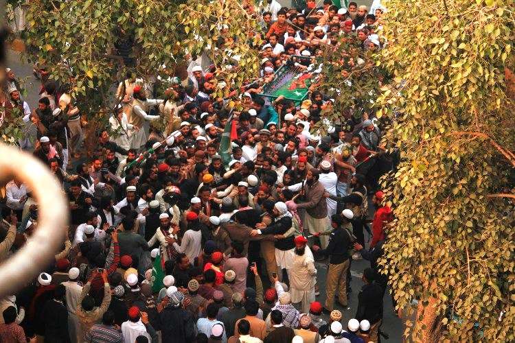 کالعدم سپاہ صحابہ پنجاب کے صدر شمس معاویہ کی نماز جنازہ کے مناظر