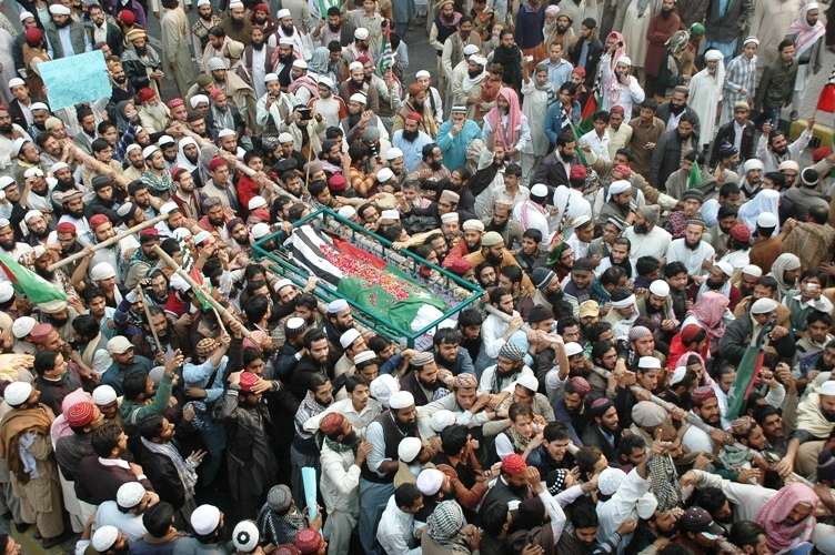 لاہور میں مولانا شمس معاویہ کی نماز جنازہ کے مناظر