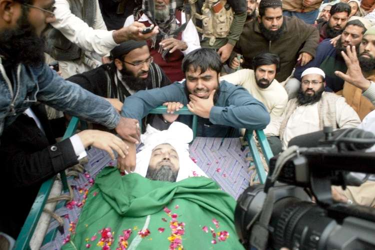 لاہور میں مولانا شمس معاویہ کی نماز جنازہ کے مناظر