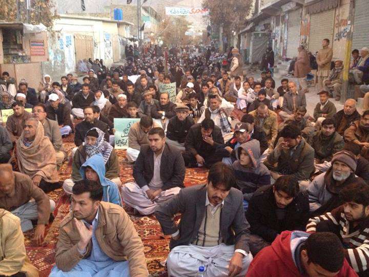 کوئٹہ میں علمدار روڈ پر علامہ ناصر عباس کی شہادت کیخلاف  احتجاجی دھرنا دیا گیا