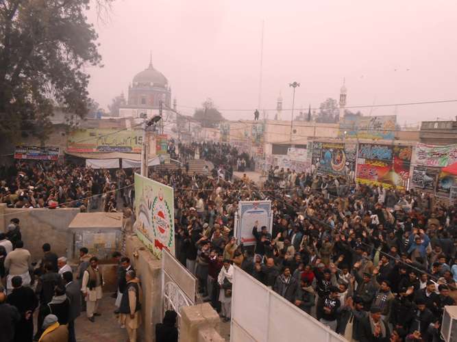 ملتان، دربار حضرت شاہ شمس کے احاطے میں شہید علامہ ناصر عباس کے جنازے کے مناظر