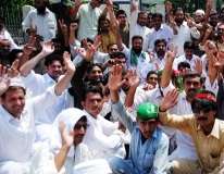 پشاور، تحریک انصاف کے ڈرون حملوں کے خلاف جاری دھرنے کو ایک ماہ مکمل
