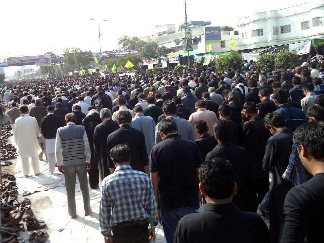کراچی، نماز ظہرین دورانِ مرکزی جلوس چہلم شہدائے کربلا (ع) و احتجاجی مظاہرہ