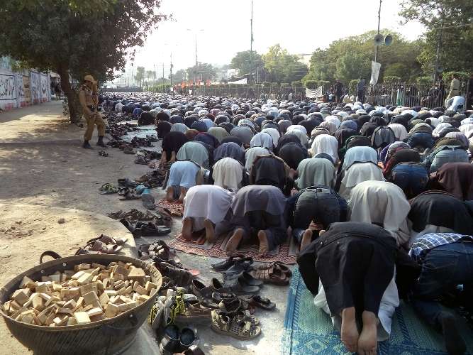 کراچی، نماز ظہرین دورانِ مرکزی جلوس چہلم شہدائے کربلا (ع) و احتجاجی مظاہرہ