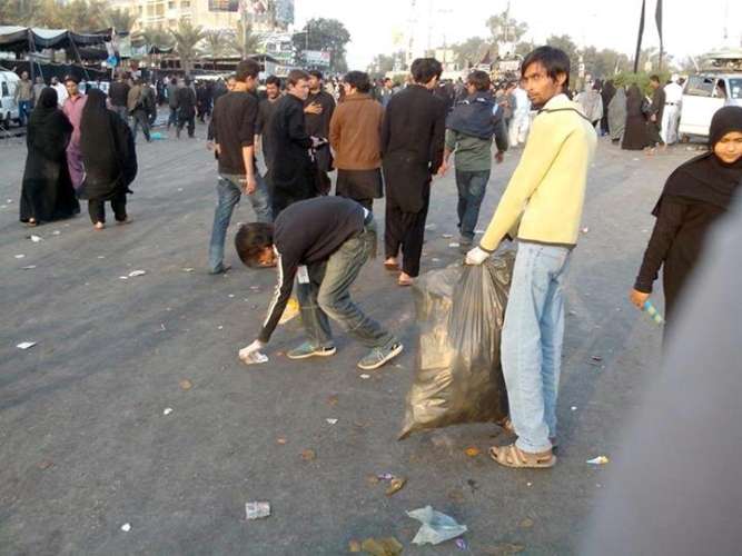 کراچی، مرکزی جلوس چہلم شہدائے کربلا (ع) کے دوران حسینی ماحول والنٹیئرز کی صفائی مہم