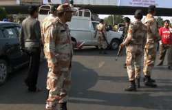 کراچی، پولیس موبائل پر دستی بم حملہ، 1 اہلکار زخمی