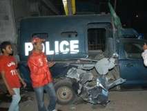 کراچی کے علاقے لانڈھی میں پولیس موبائلوں پر دستی بم حملہ اور فائرنگ، 6 اہلکار جاں بحق