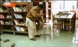 پشاور کی واحد سرکاری لائبریری میں گٹر کا پانی بھر گیا