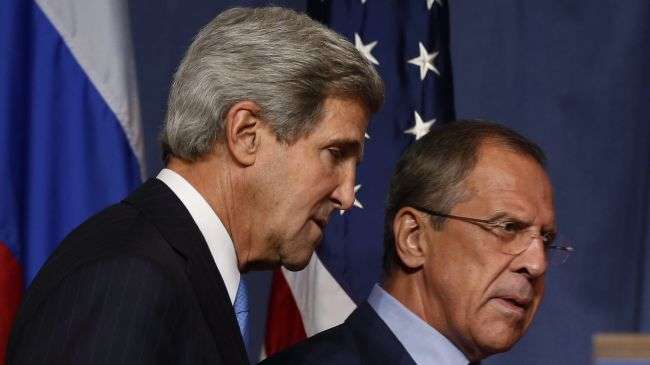 Russian Foreign Minister Sergei Lavrov (R) and US Secretary of State John Kerry