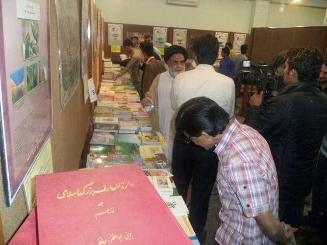 انقلاب اسلامی ایران سے متعلق کتب و تصاویر پر مبنی نمائش کا منظر
