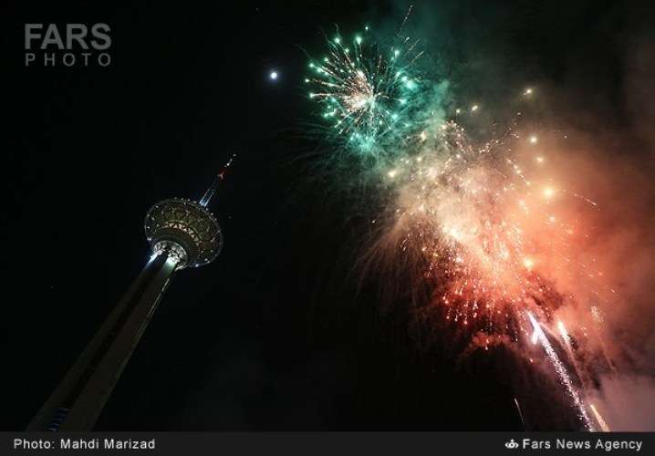 ایران میں اسلامی انقلاب کی سالگرہ کی مناسبت سے نور افشانی، آتش بازی اور چراغاں کے مناظر