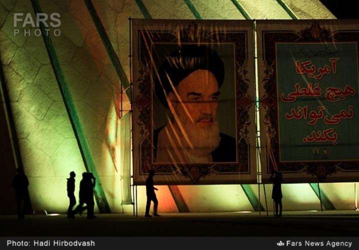 ایران میں اسلامی انقلاب کی سالگرہ کی مناسبت سے نور افشانی، آتش بازی اور چراغاں کے مناظر