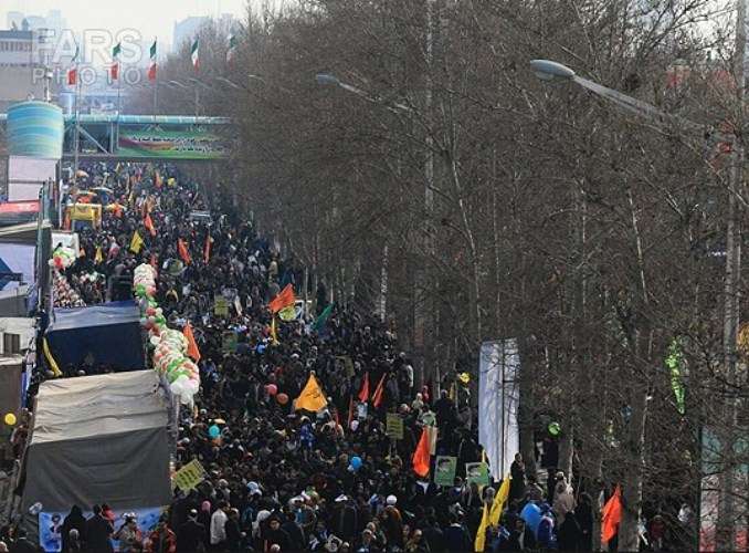 تہران میں اسلامی انقلاب کی عظیم کامیابی کی 35ویں سالگرہ کے موقع پر منعقدہ ریلیوں میں لوگوں کی بھرپور  شرکت