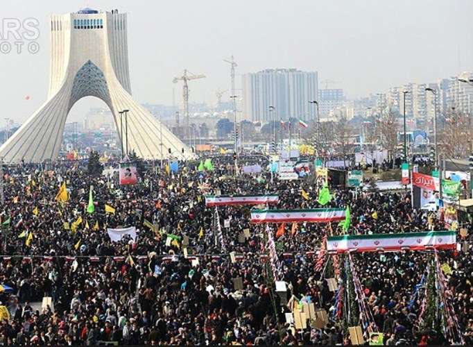 تہران میں اسلامی انقلاب کی عظیم کامیابی کی 35ویں سالگرہ کے موقع پر منعقدہ ریلیوں میں لوگوں کی بھرپور  شرکت