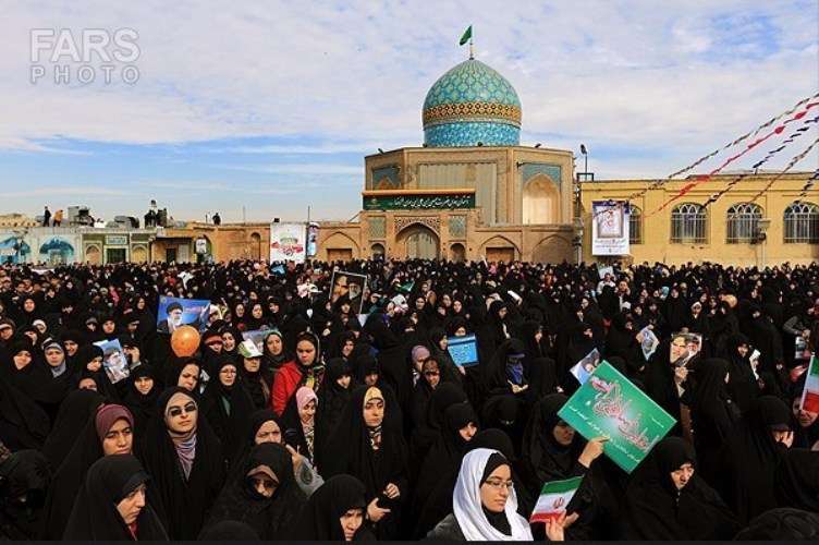 انقلاب اسلامی سے لے کر ابتک ایرانی خواتین مردوں کے شانہ بشانہ ملکی ترقی کیلئے ہر پلیٹ فارم پر کھڑی نظر آتی ہیں